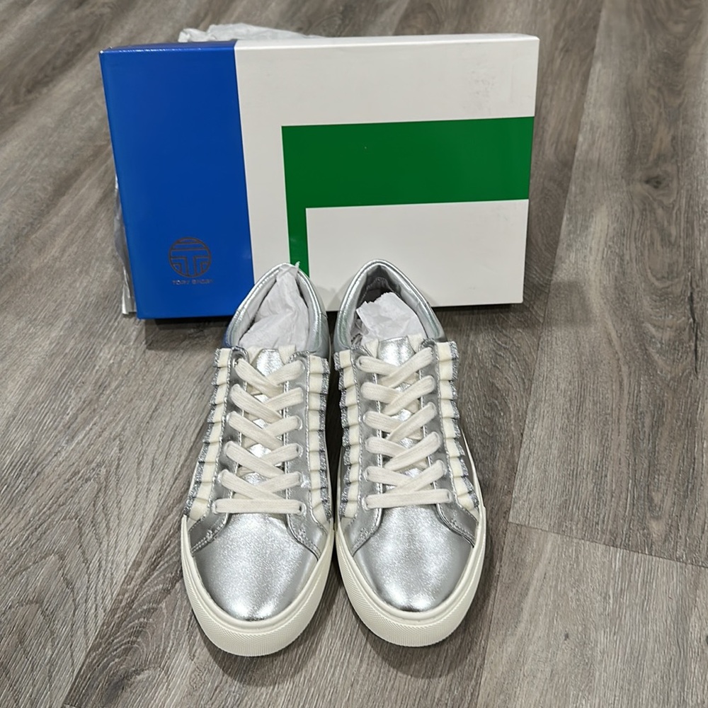 NEW- Ruffle Metallic Sneaker - Size 8 - Picture 3 of 5